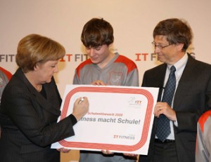 CSR-Kampagne-Microsoft-IT-Fitness-mit-Angela-Merkel-und Bill-Gates