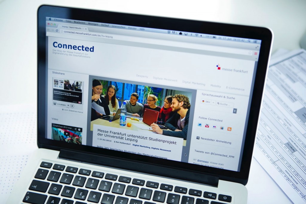 Darstellung des Blogs "connected" der Messe Frankfurt auf einem Notebook
