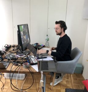 Christoph Rosenberg bedient die Technik im Fink und Fuchs Studio